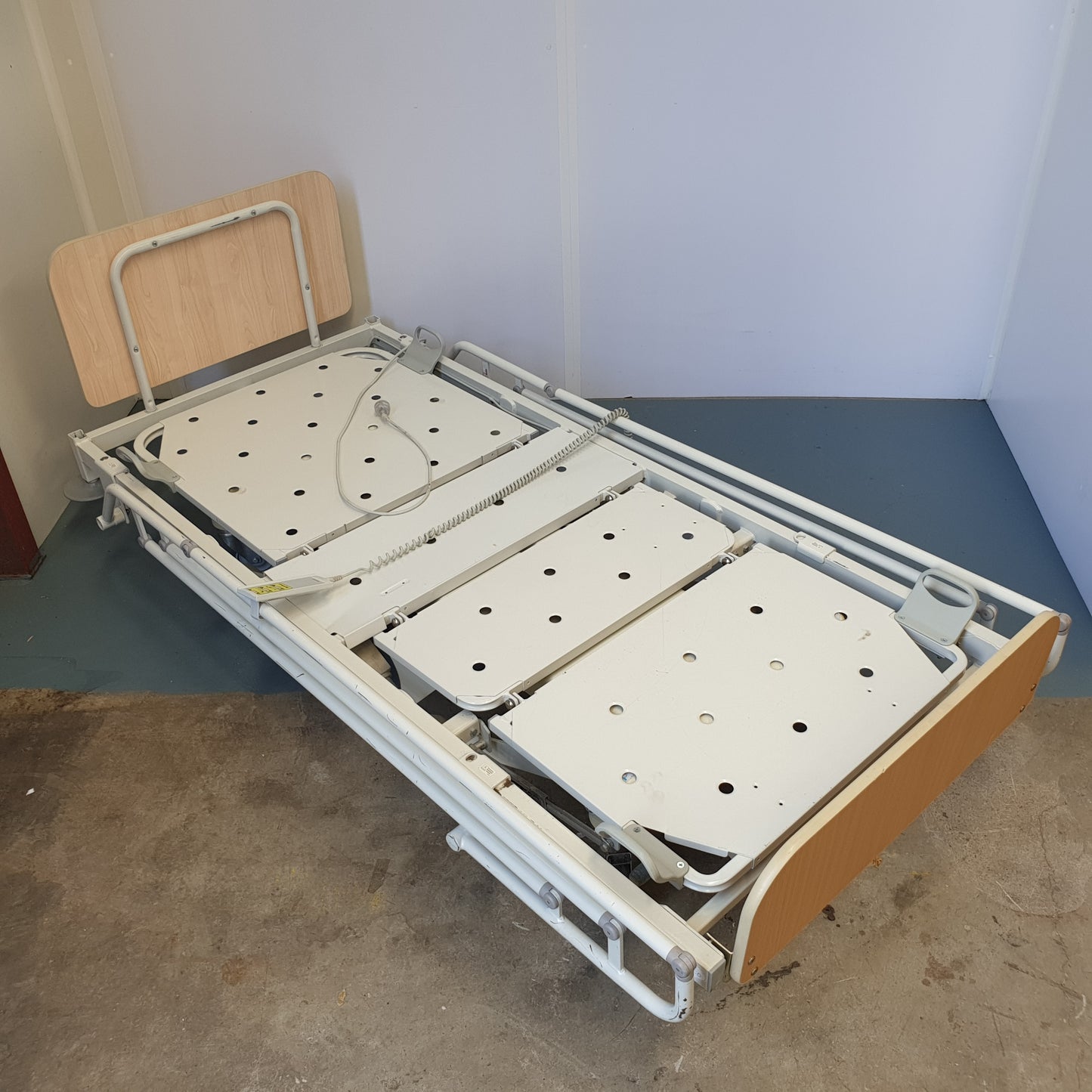ArjoHuntleigh Sorrento LBP 9235 Hospital Bed [Used]