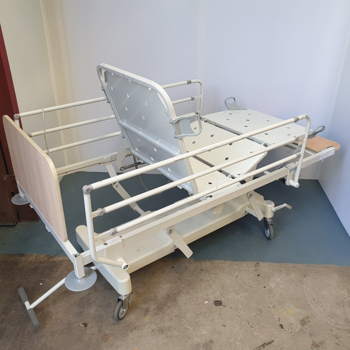 ArjoHuntleigh Sorrento LBP 9235 Hospital Bed [Used]