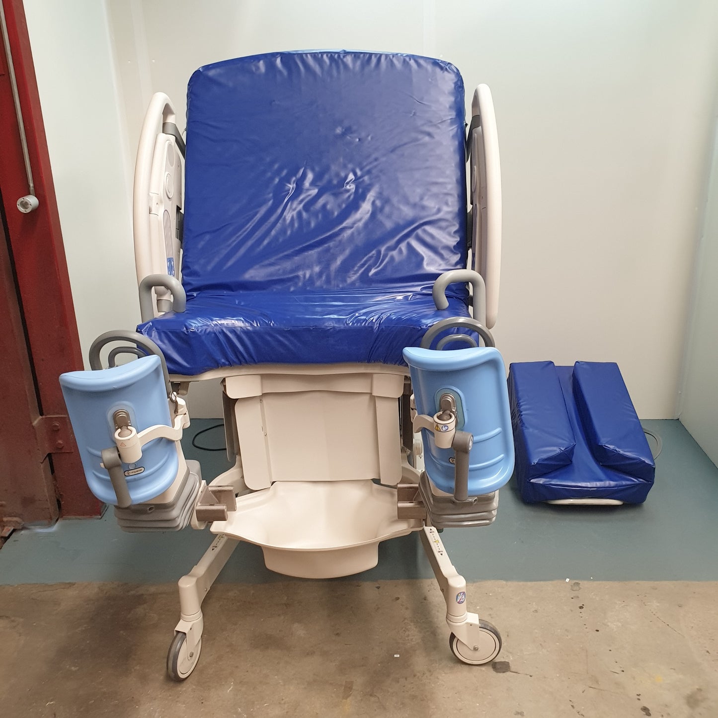 Hillrom Affinity 4 P3700 Birthing Bed [Used]