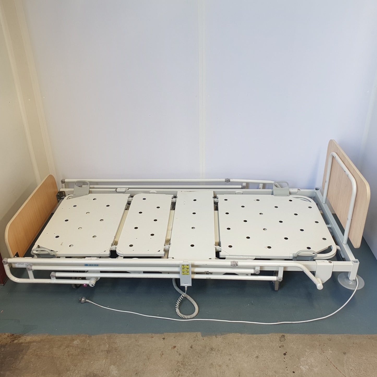 ArjoHuntleigh Sorrento LBP 9235 Hospital Bed [Used]